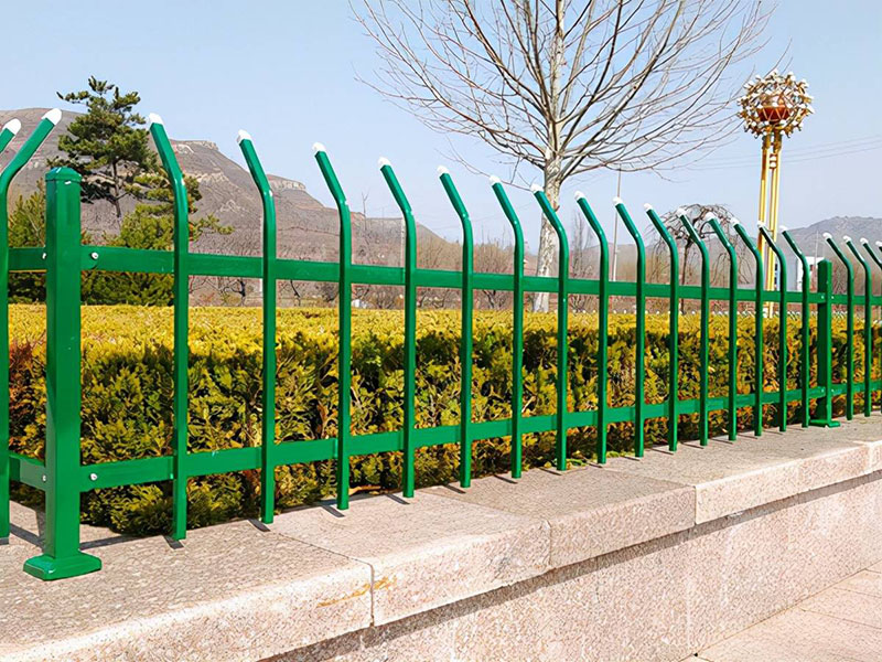 折彎草坪護(hù)欄圖片